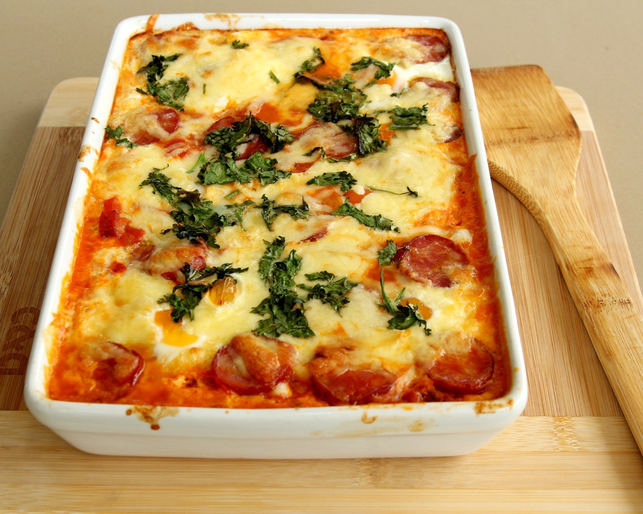 Запеканка с колбасой и сыром на столе