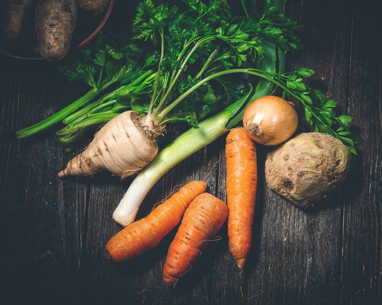 Сельдерей, морковь и лук на столе 