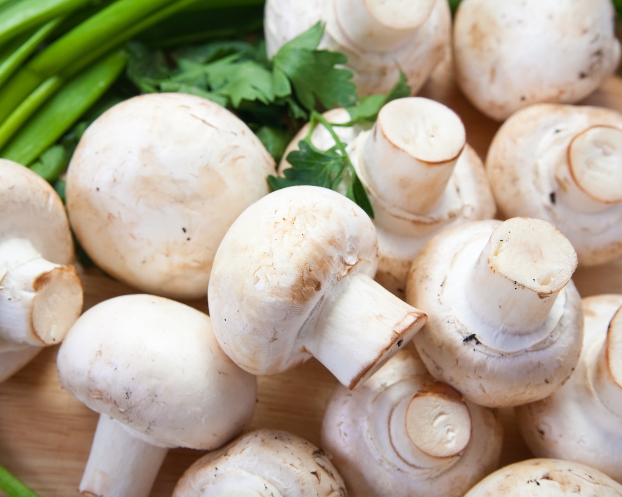 Шампиньоны крупным планом на столе 