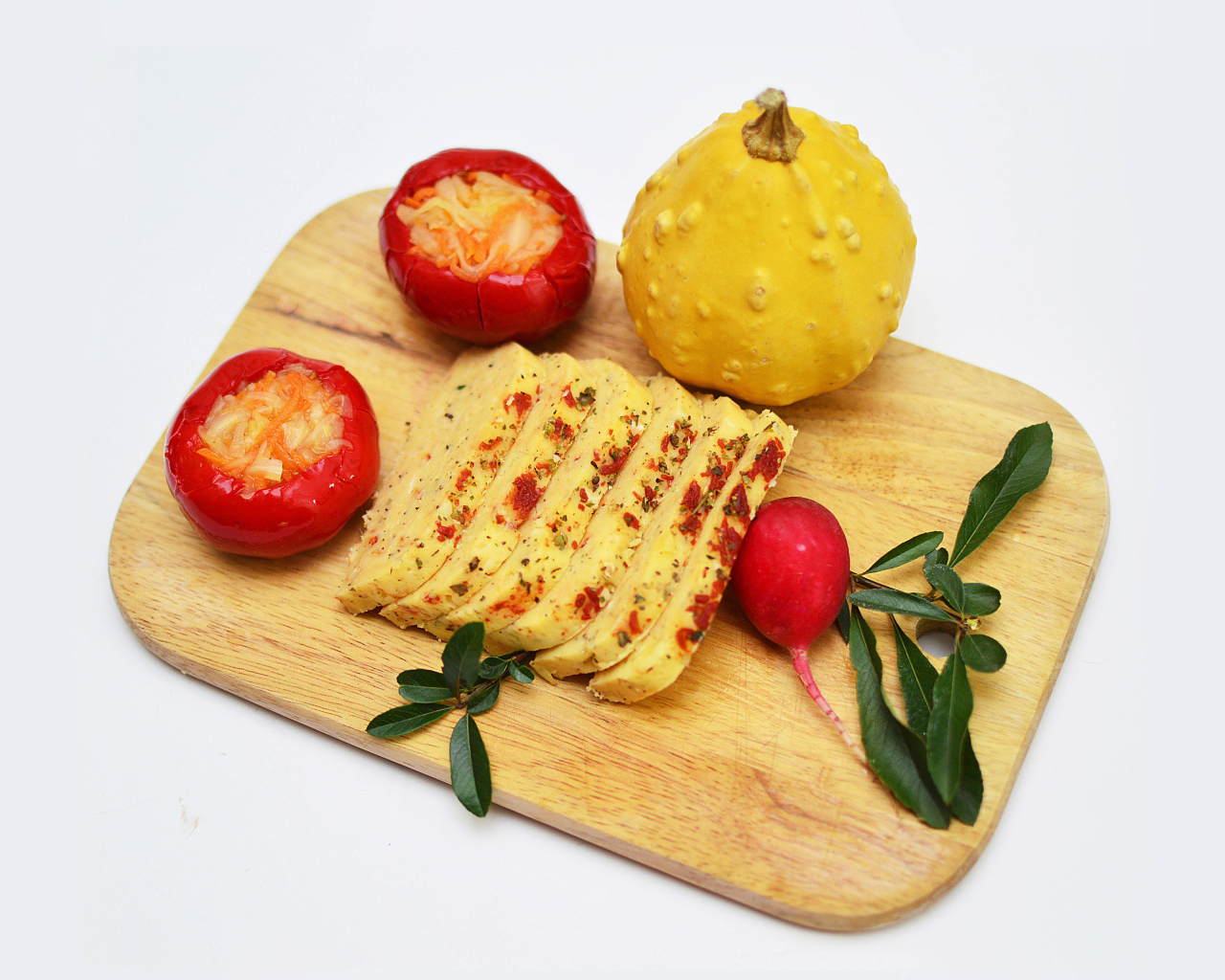 Сыр с овощами на разделочной доске на белом фоне