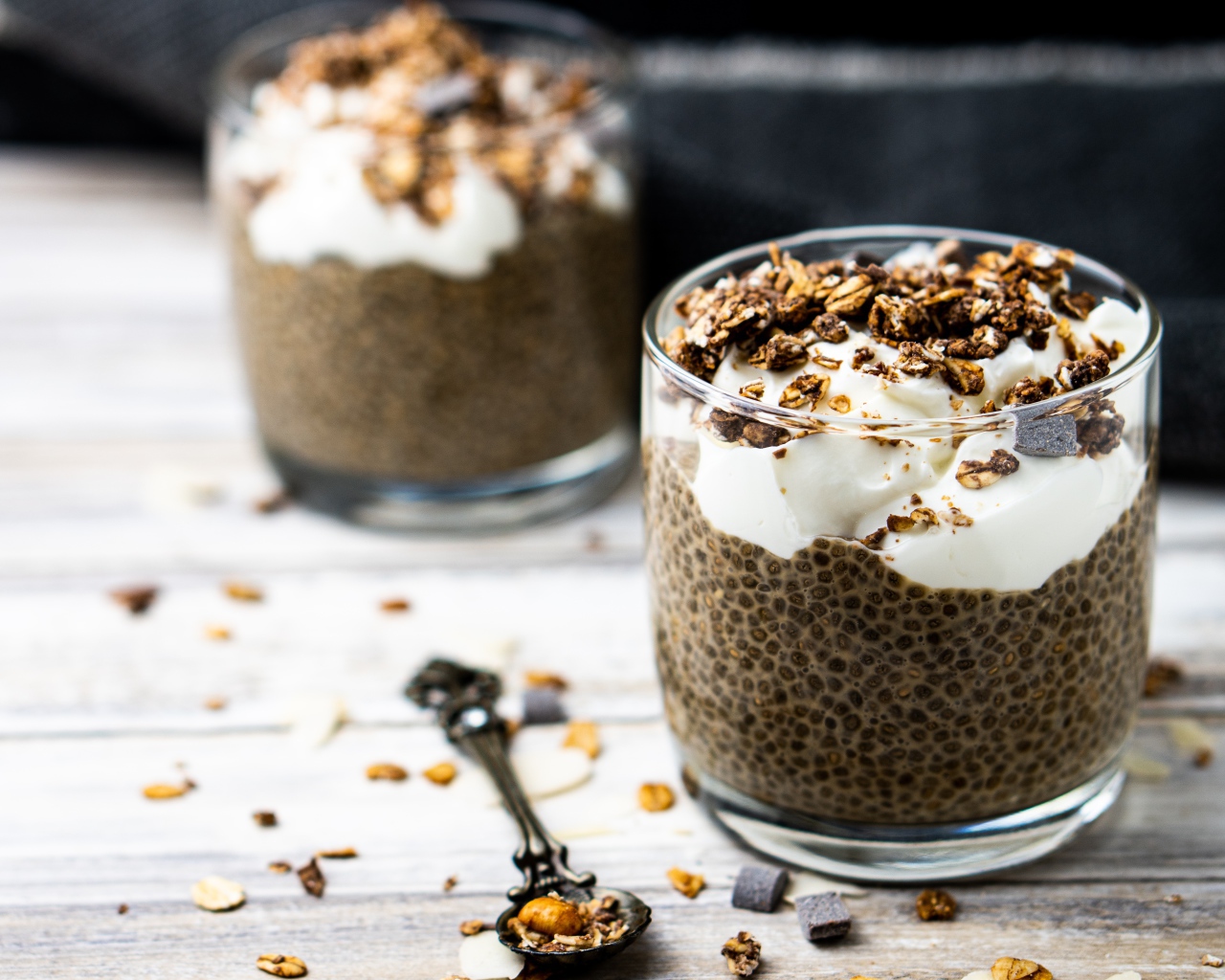 Семечки чиа в стакане с йогуртом 