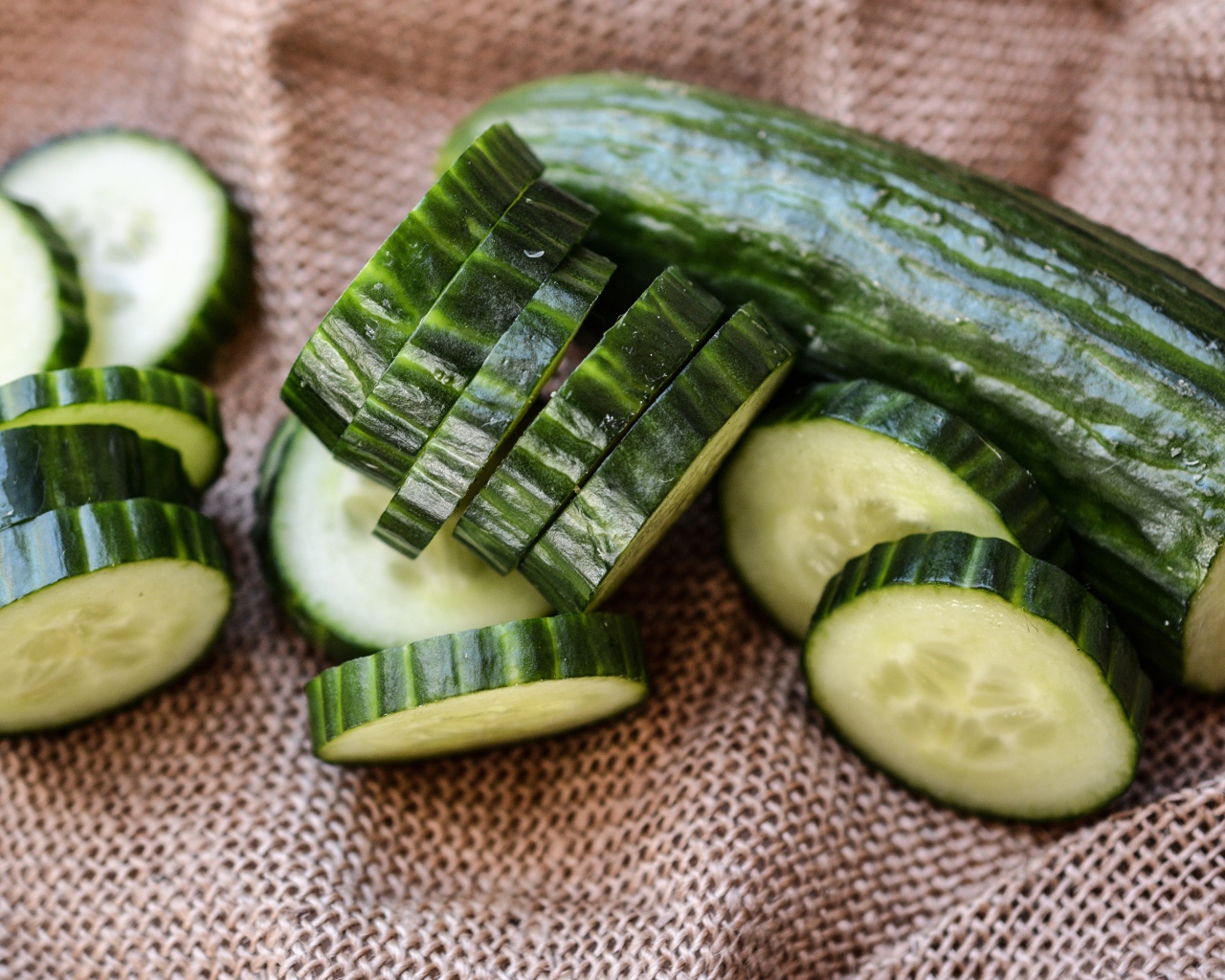 Нарезанный кругами огурец на столе 