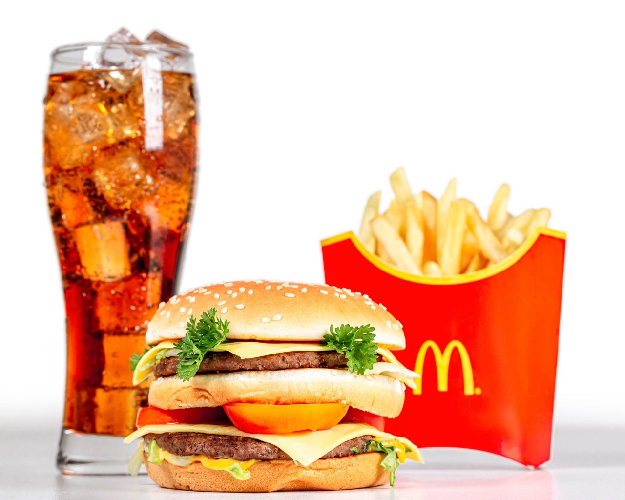 Кока кола со льдом на белом фоне с гамбургером и картофелем фри 