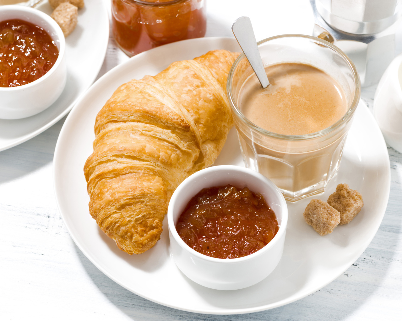 Какао на тарелке с джемом и круассаном