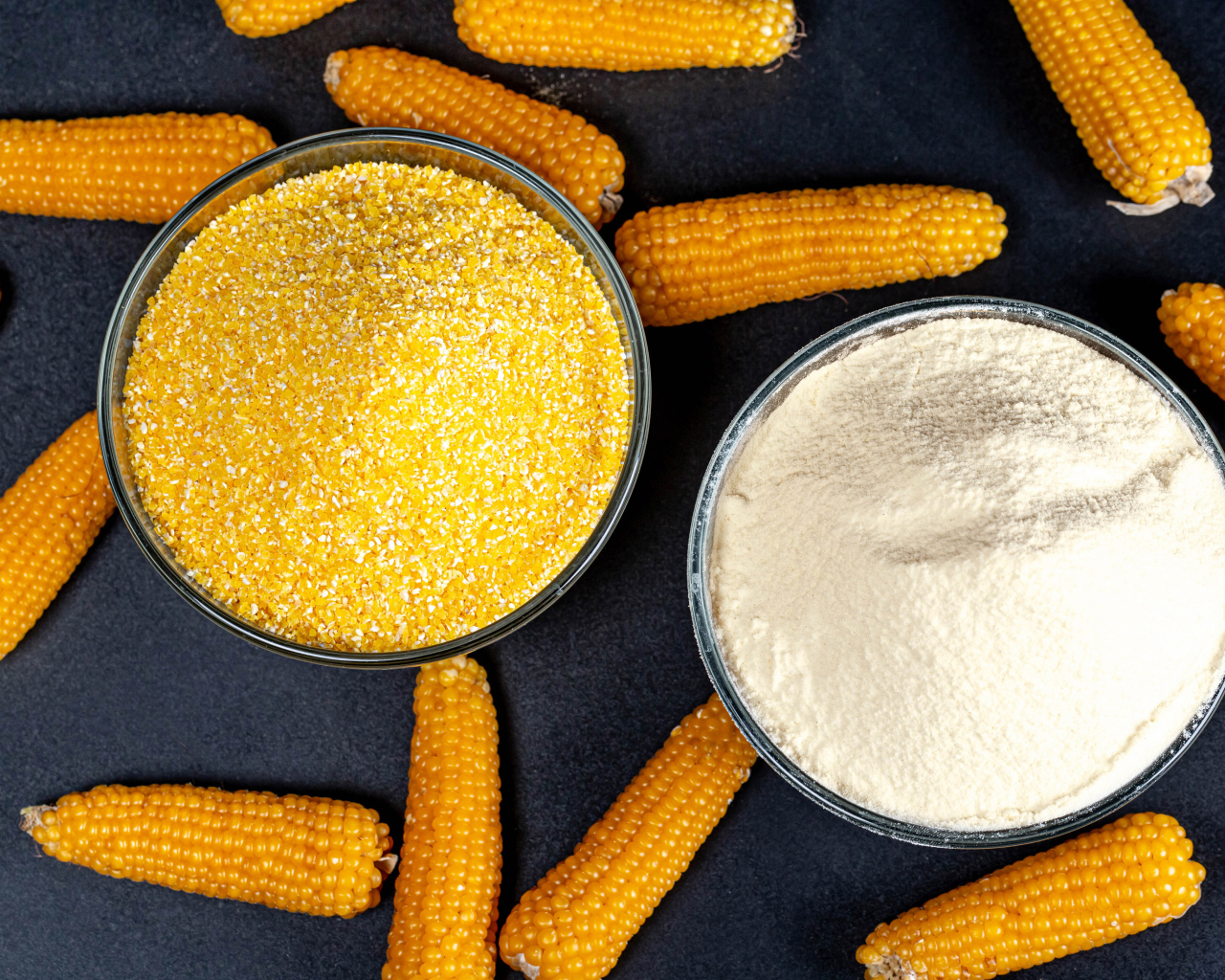 Кукурузные кочаны на столе с кашей и мукой
