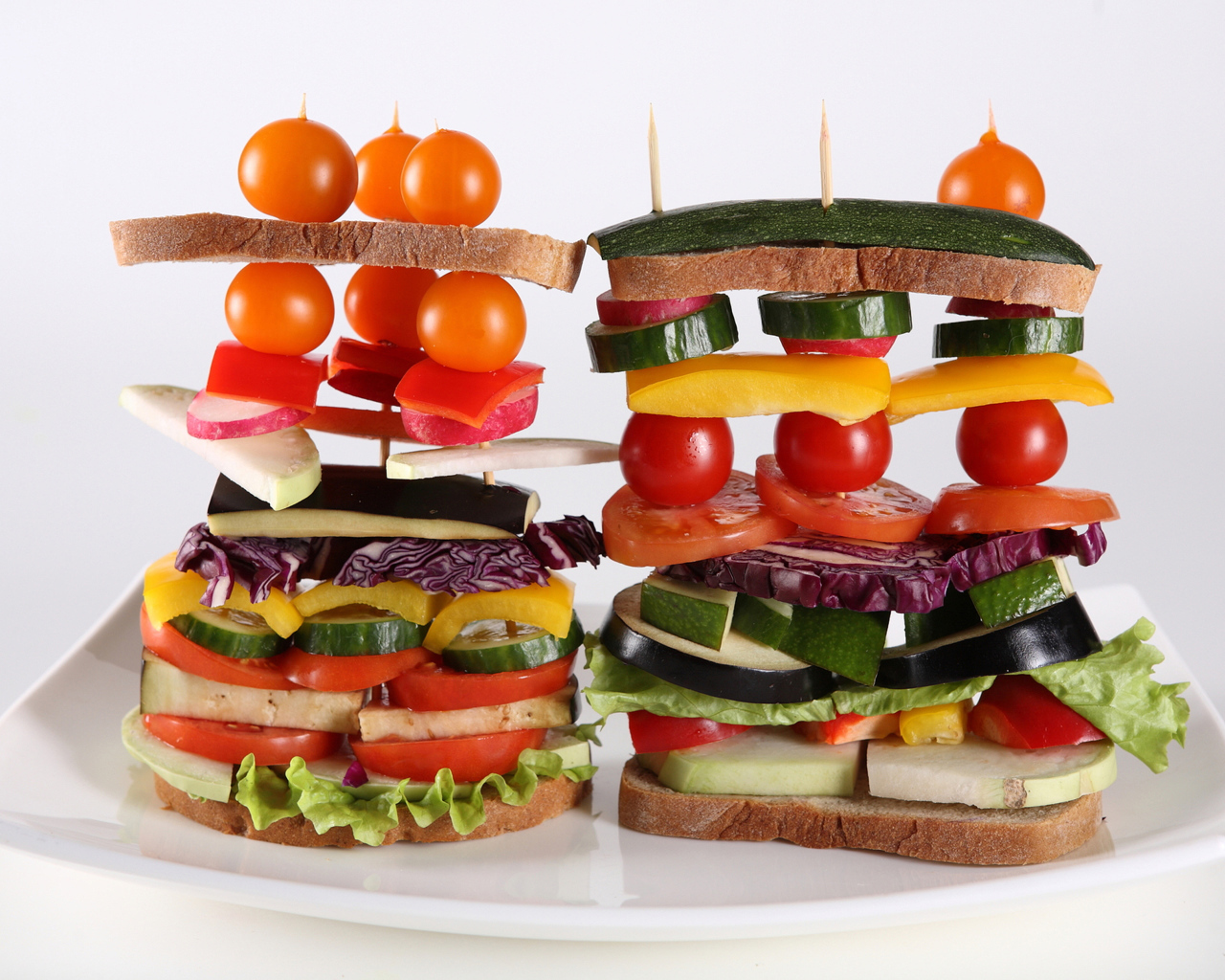 Креативный бутерброд на белой тарелке 