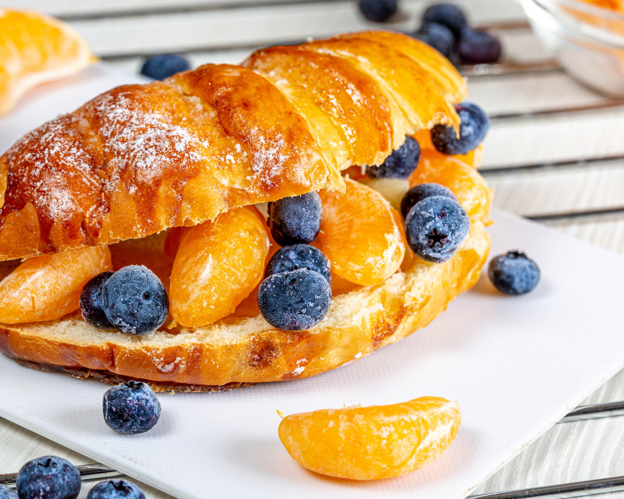 Круассан с дольками мандарина и черникой 