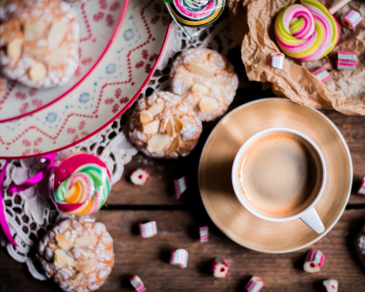 Чашка кофе на столе с печеньем и конфетами