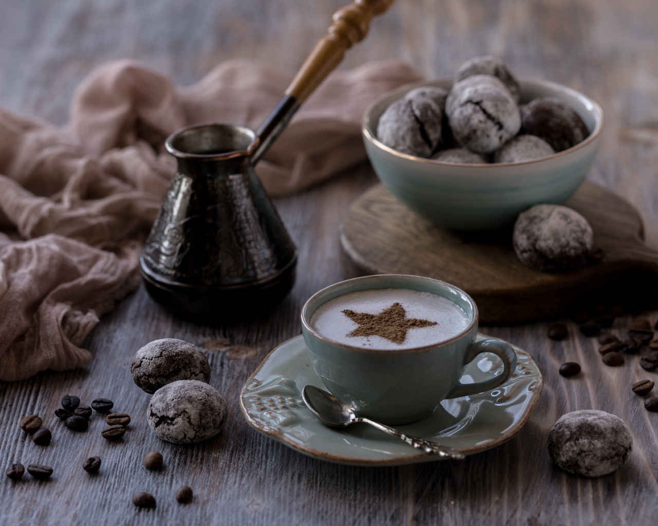 Чашка кофе на столе с пряниками и зернами