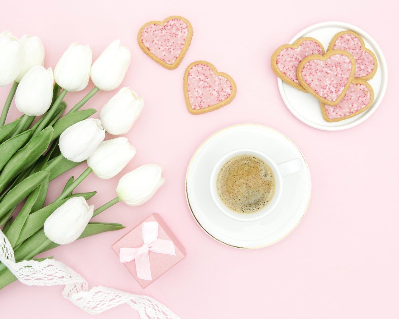 Чашка кофе с печеньем на столе с букетом белых тюльпанов