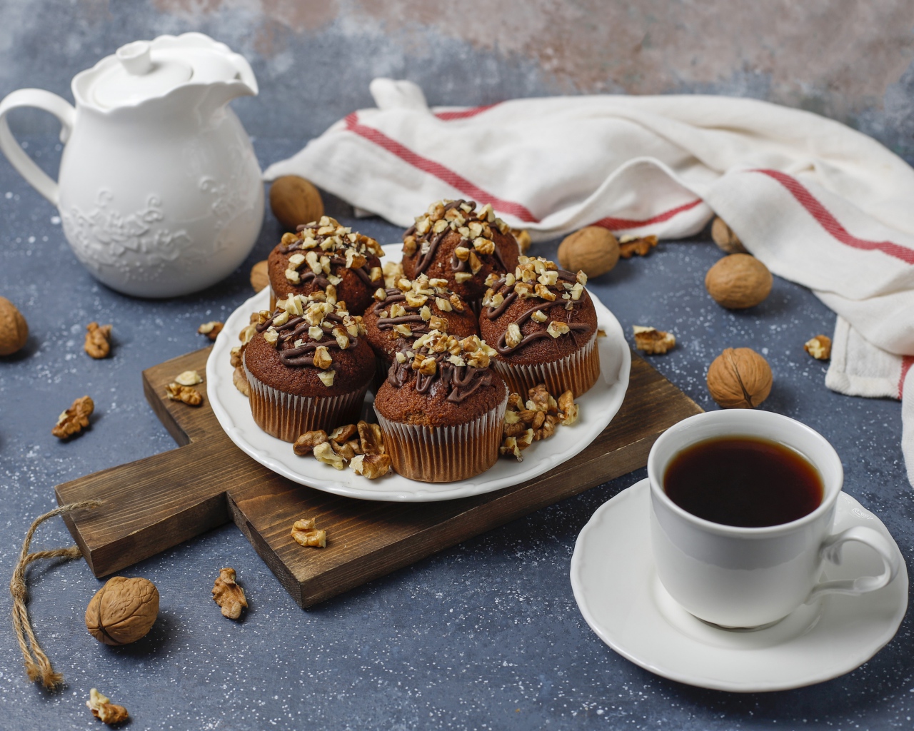 Вкусные шоколадные кексы с орехами на столе с кофе