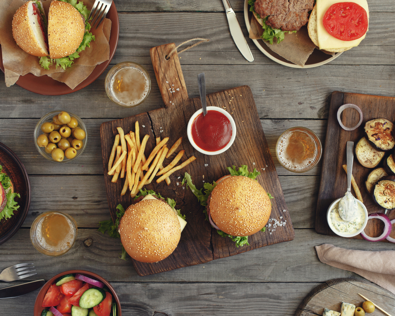 Вкусная сытная еда из фаст фуда на столе 