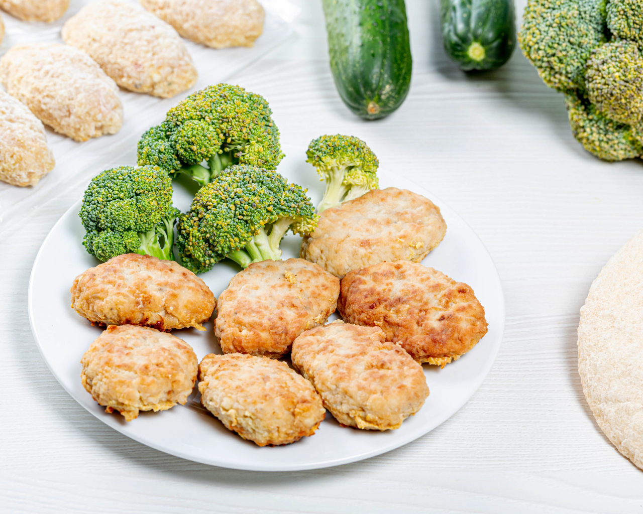 Вкусные котлеты на тарелке с брокколи