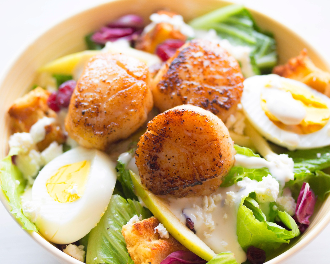 Вкусный салат с овощами, яйцом и мясом