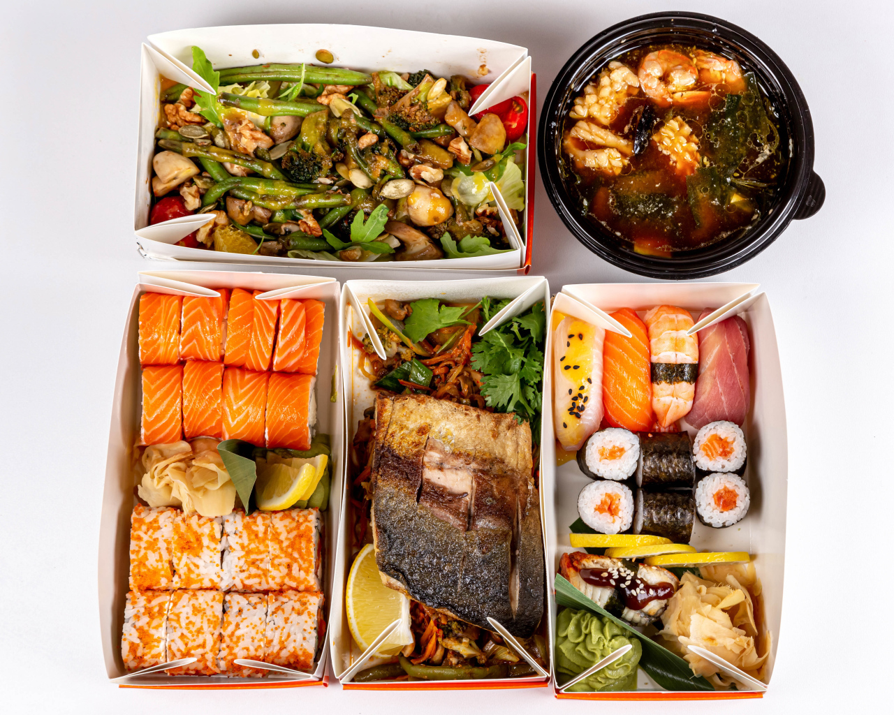 Вкусная острая китайская еда на белом фоне