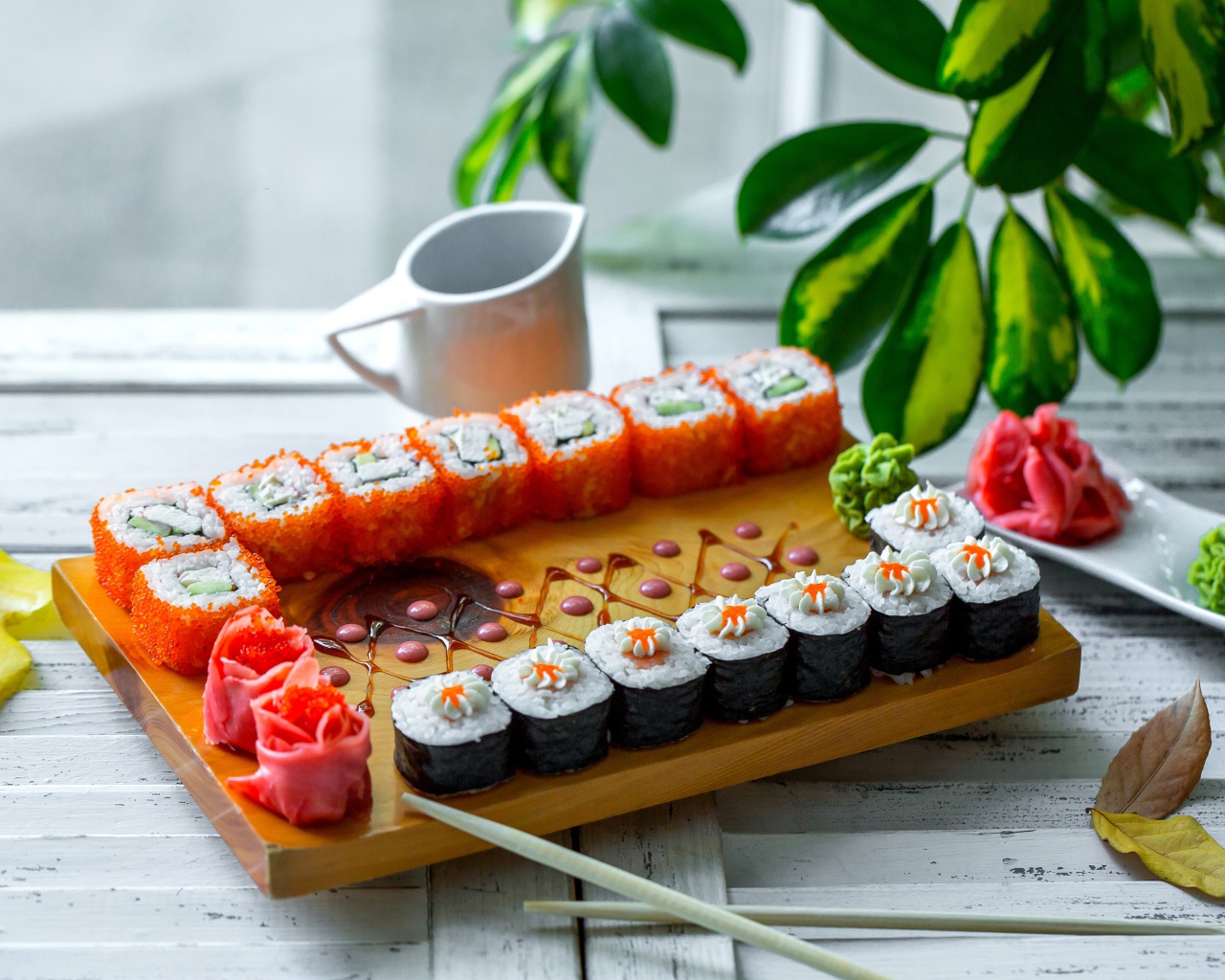 Вкусные суши и роллы на столе с имбирем