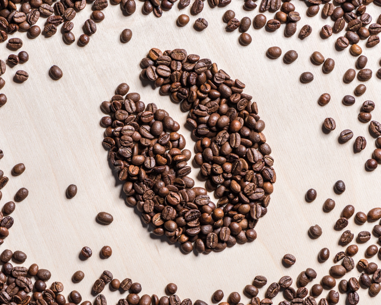 Рисунок к зерна на столе из жареных кофейных зерен 
