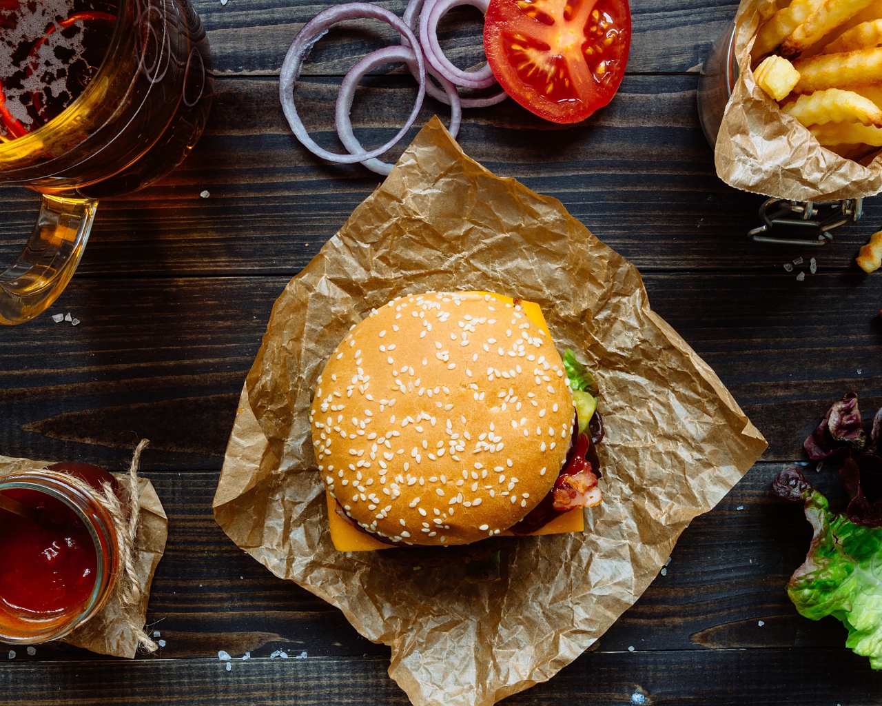 Еда из фаст фуда на столе с пивом 