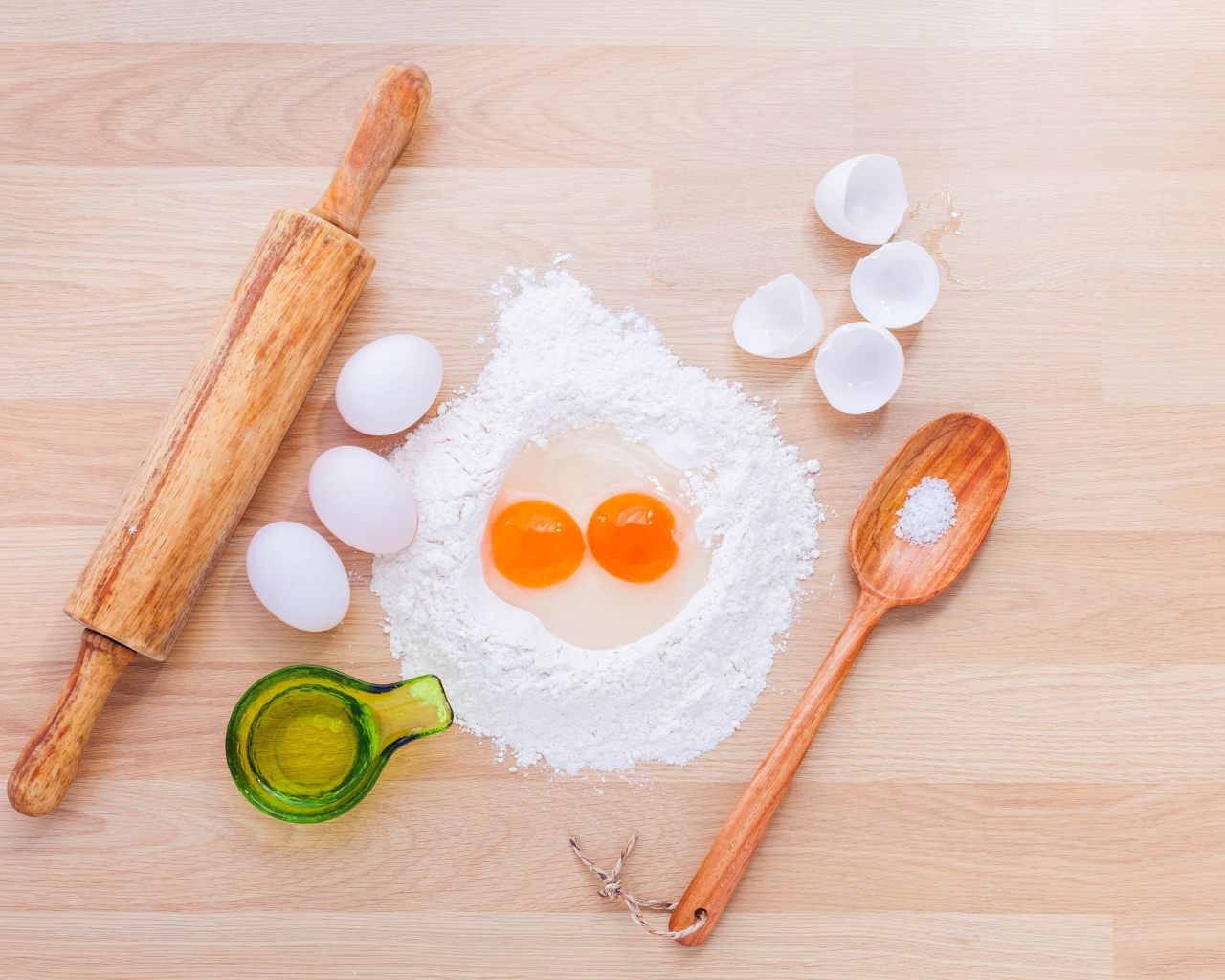 Мука, масло и яйца для теста на столе