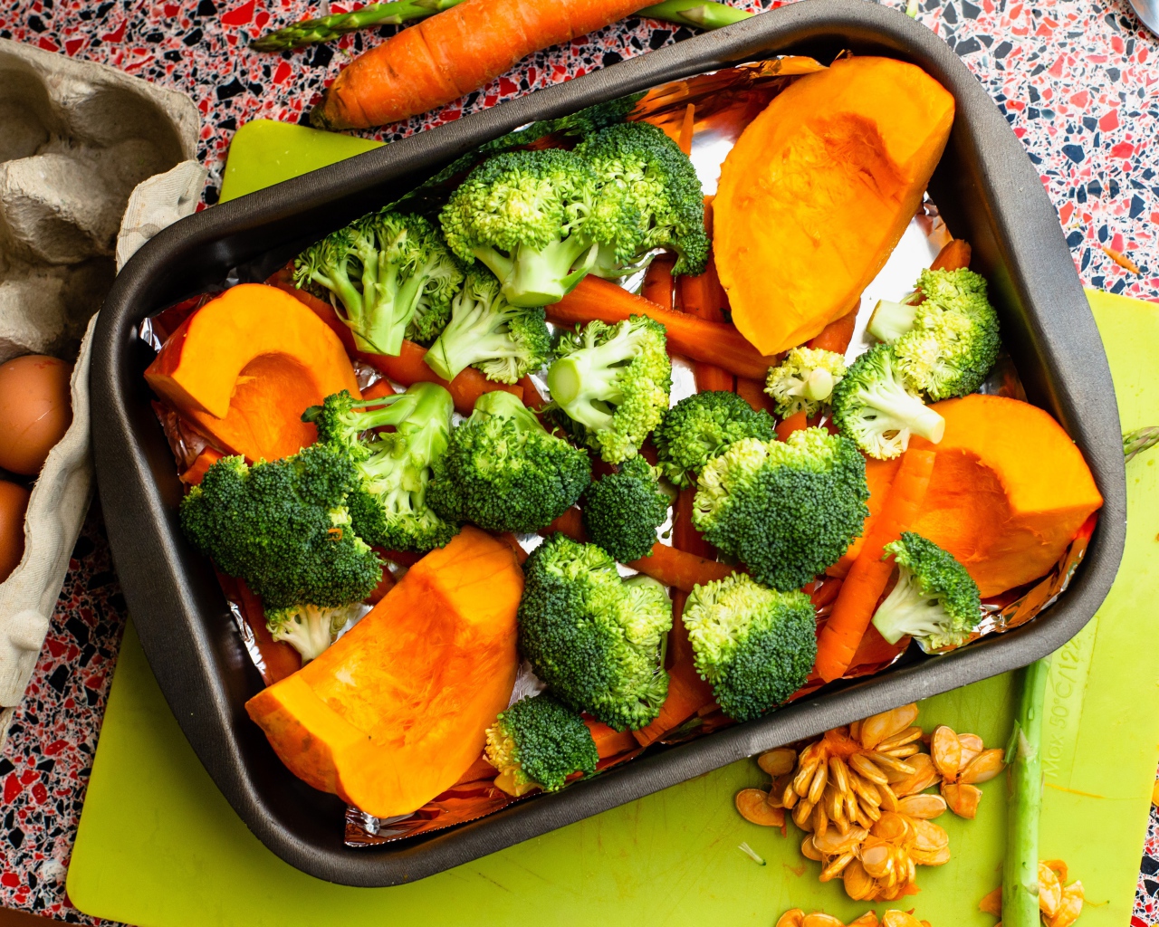Свежие брокколи, морковь и тыква на противне 