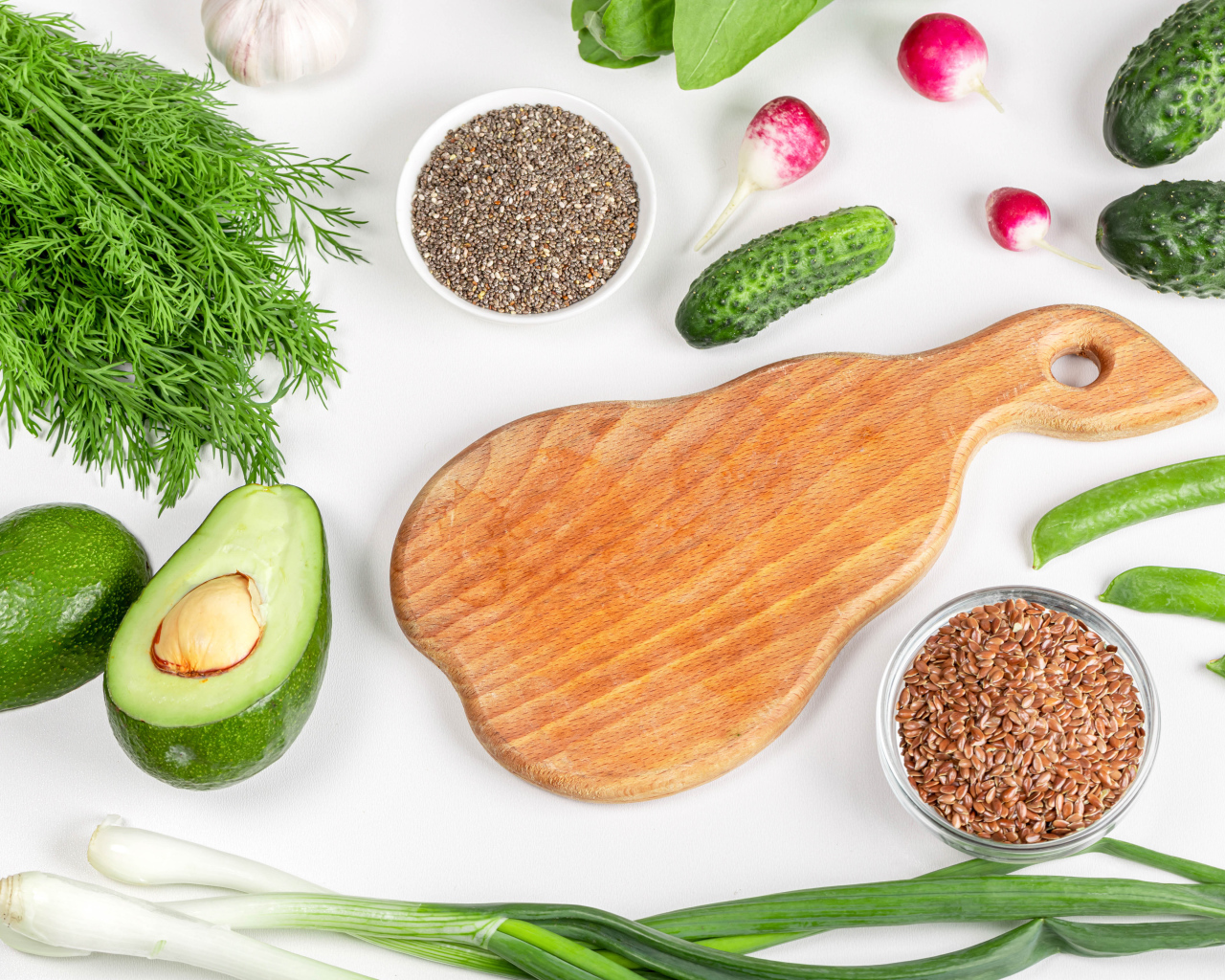 Свежие огурцы, авокадо, редис и укропом на столе с зернами