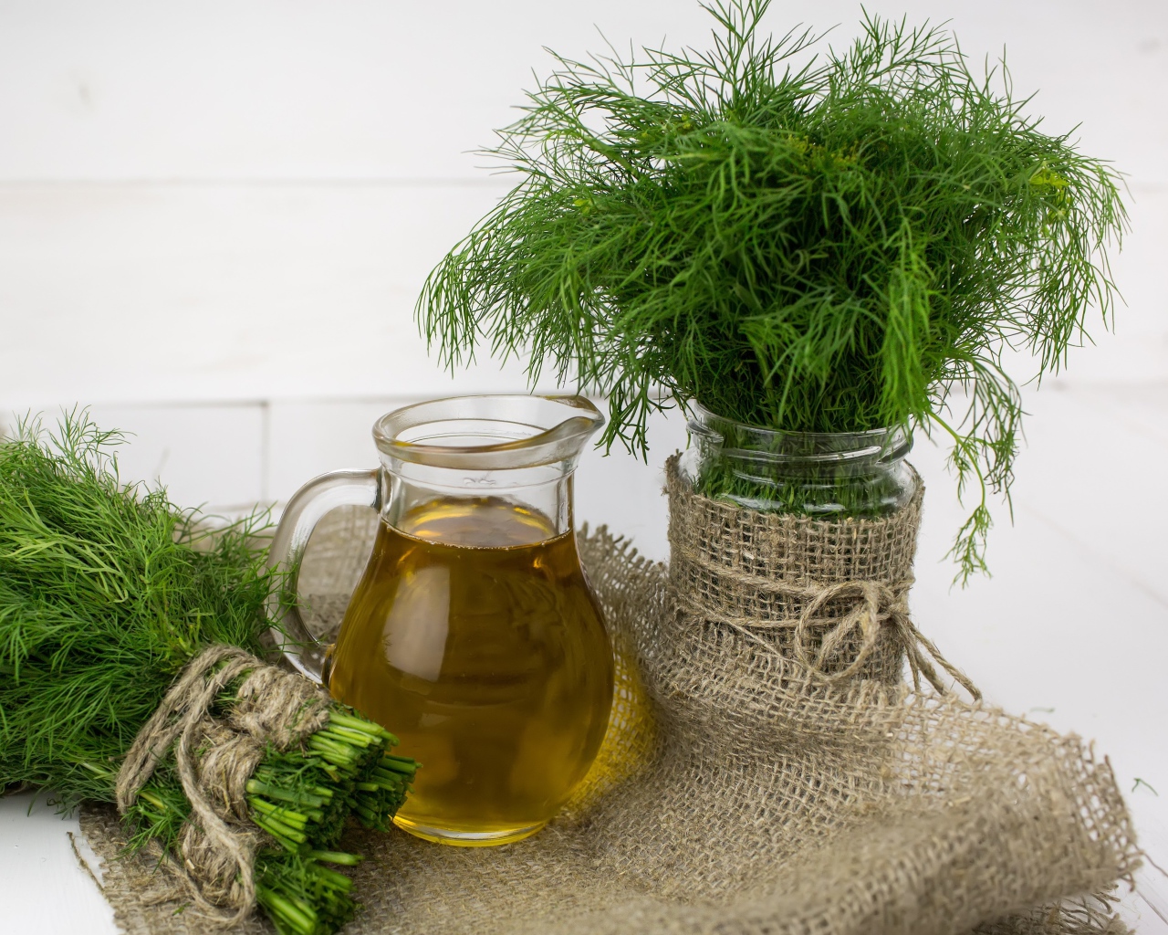 Свежий укроп на столе с оливковым маслом 