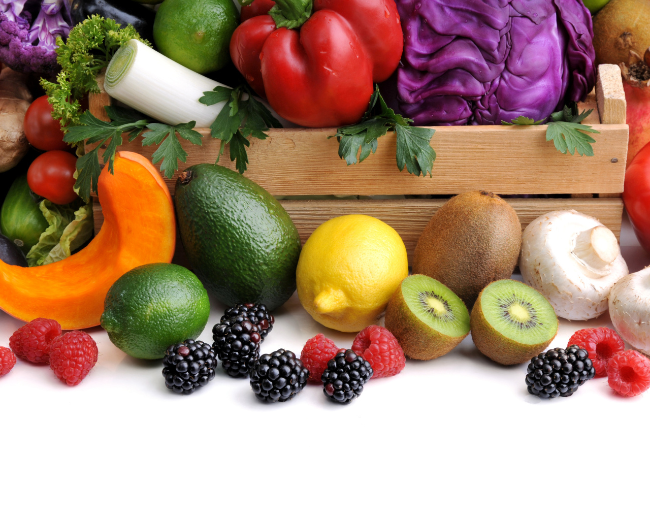 Свежие вкусные овощи с ягодами и фруктами 