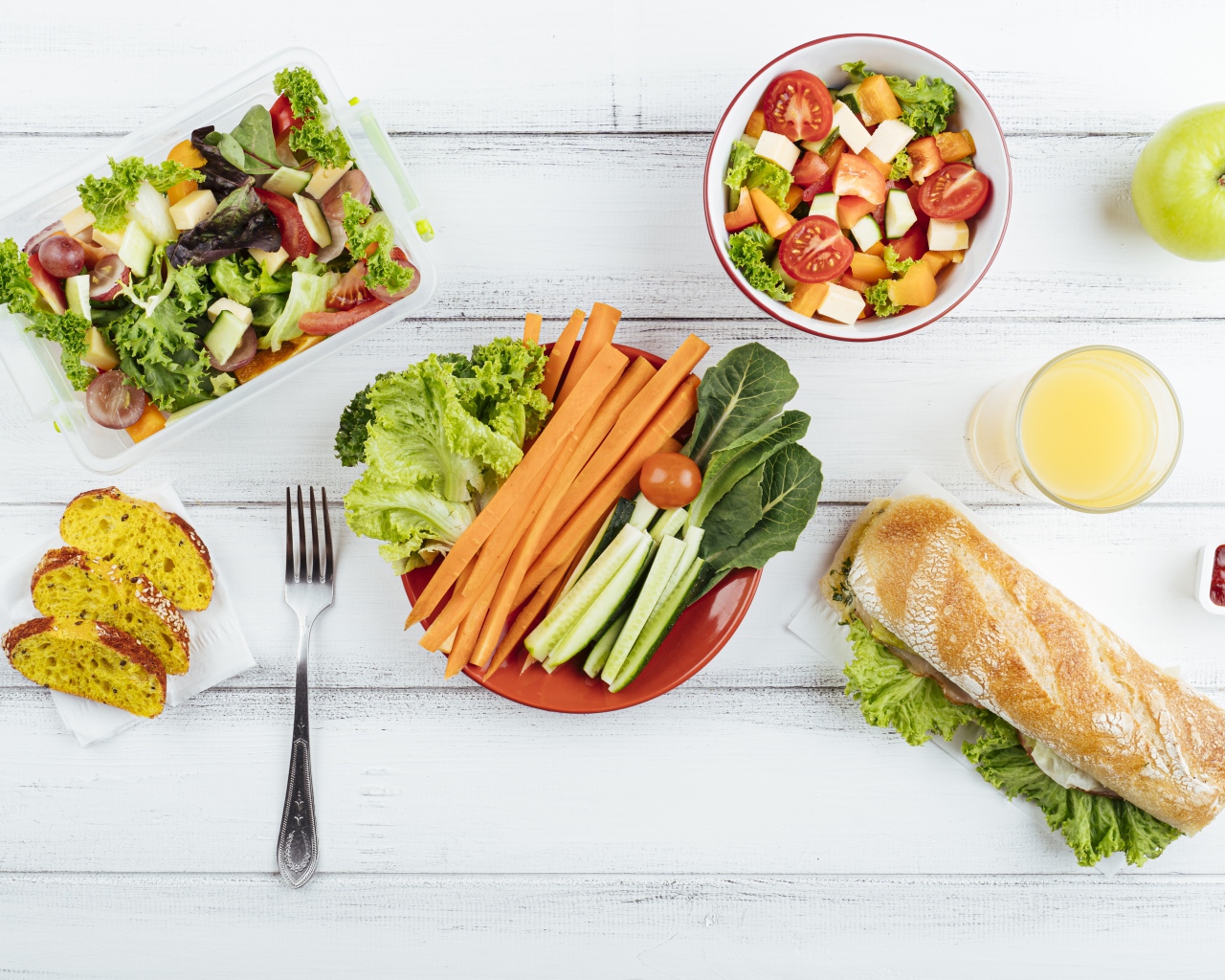 Салат из свежих овощей на столе с бутербродом 