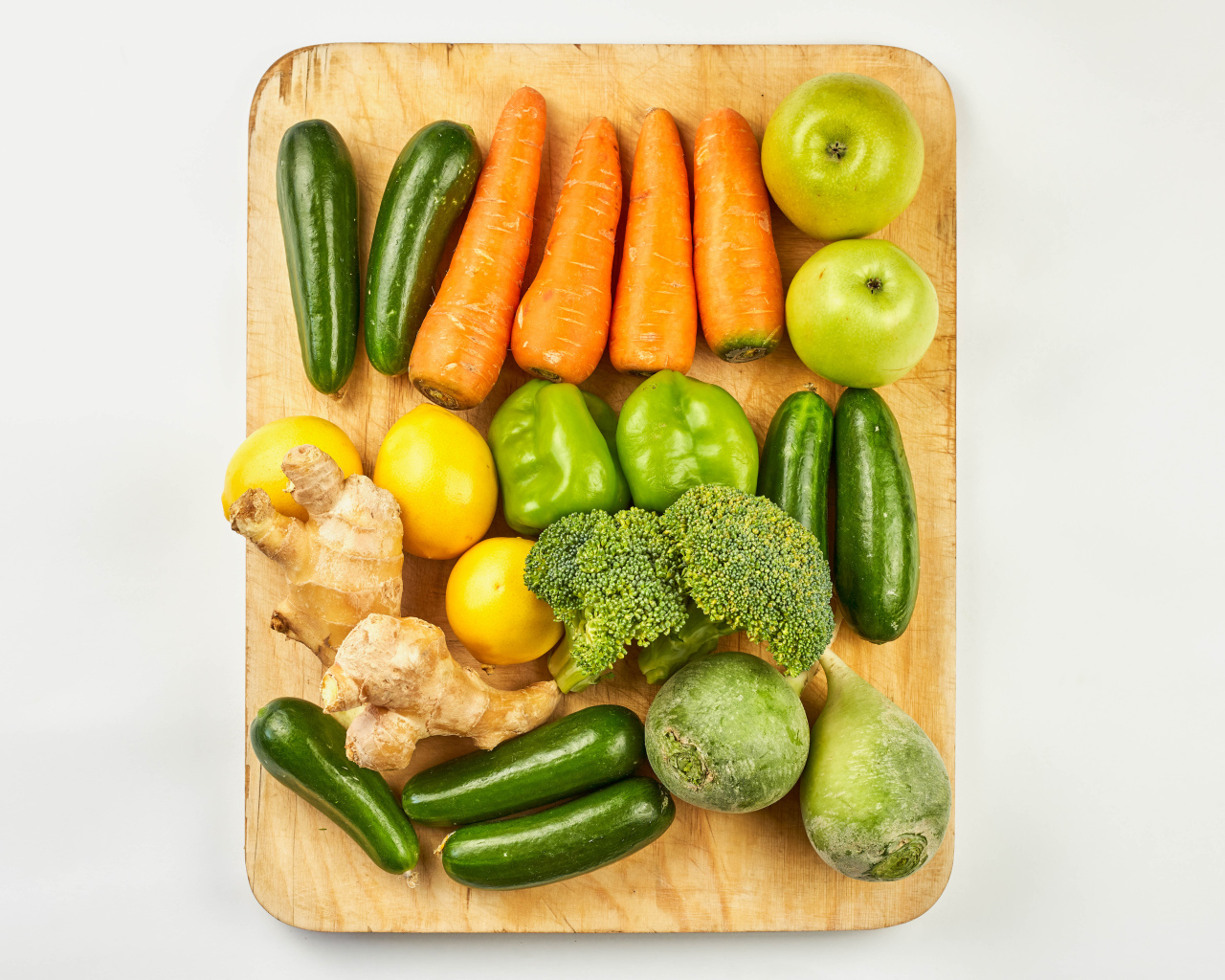 Свежие овощи и фрукты на разделочной доске