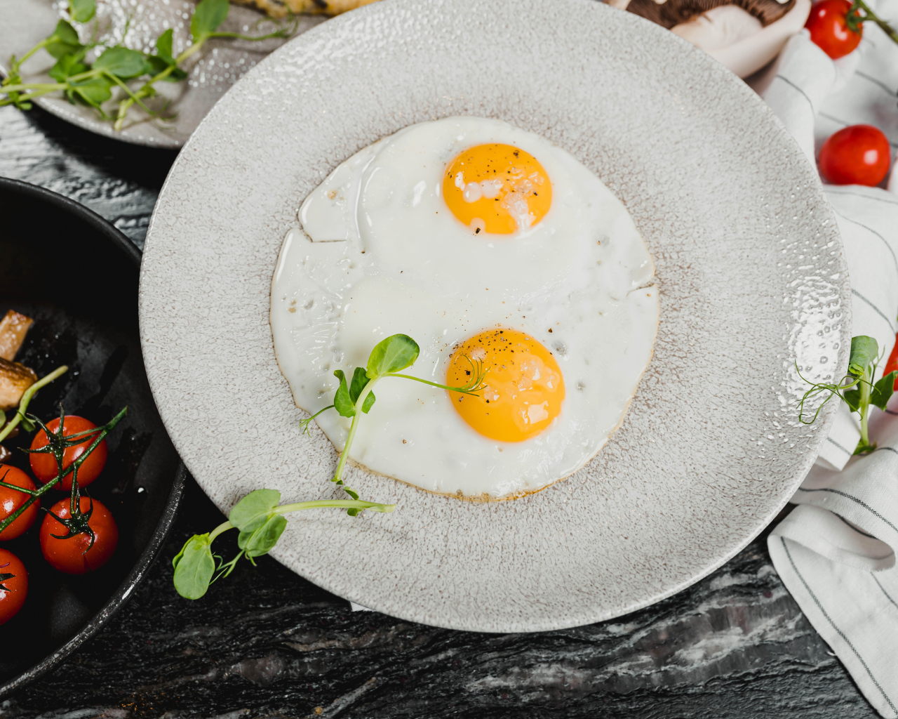 Яичница глазунья с овощами на столе 