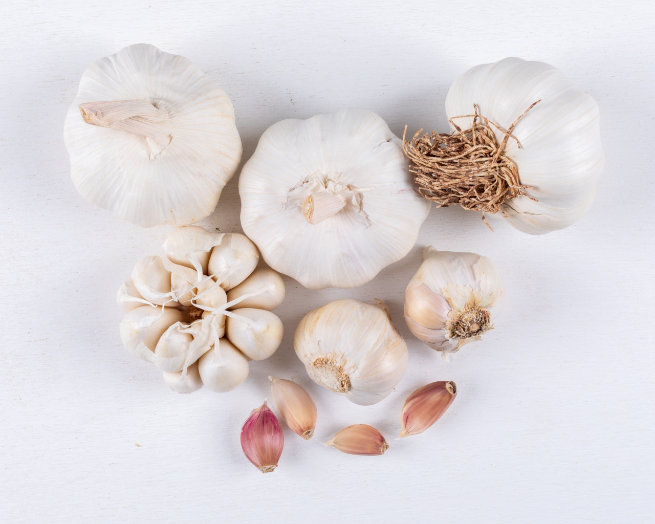 Чеснок на белом фоне крупным планом 