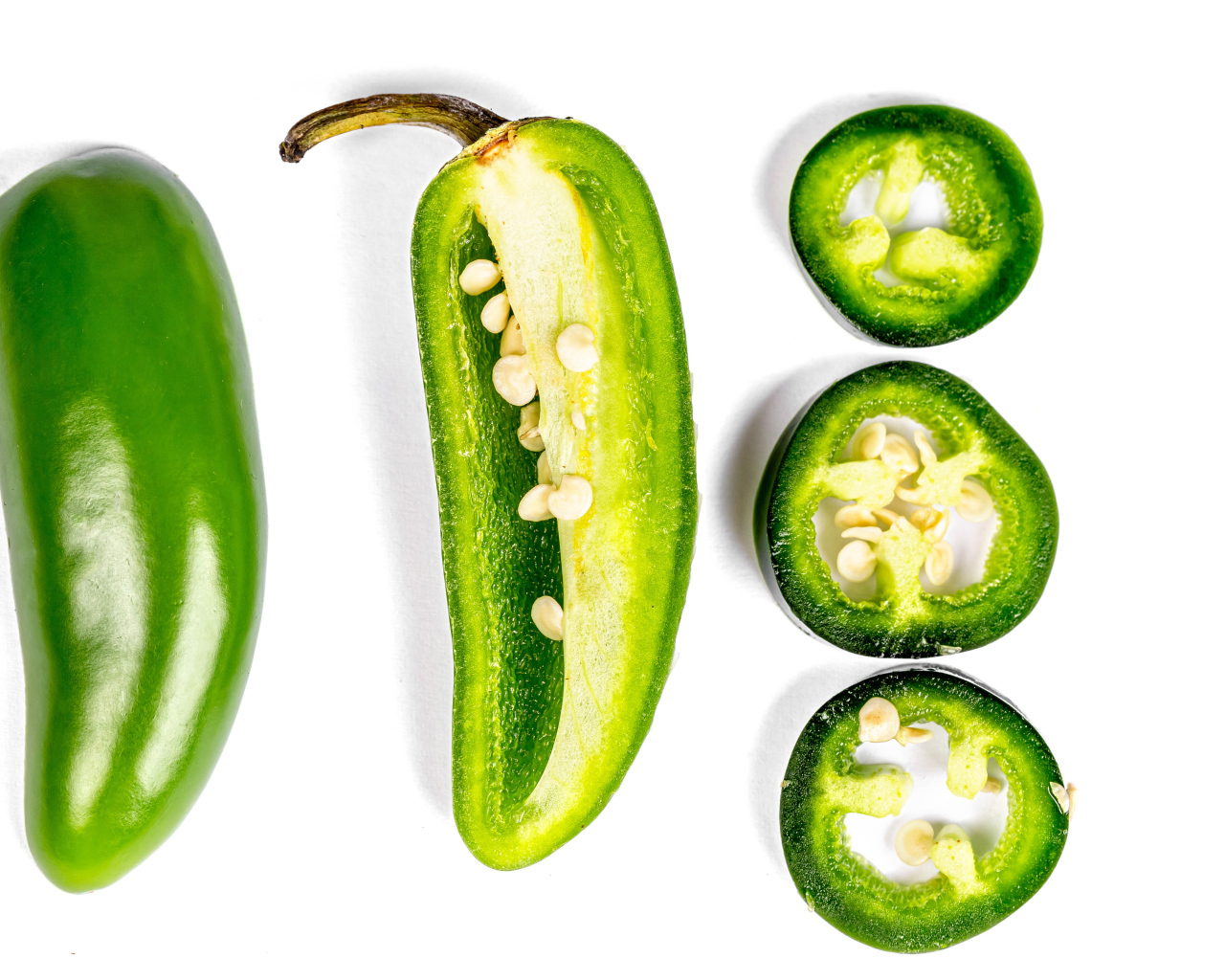 Зеленый перец в разрезе на белом фоне