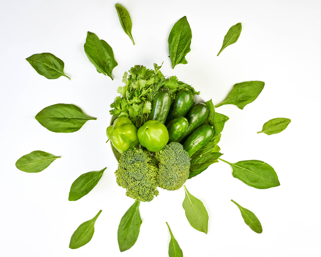 Зеленый набор овощей вегетарианца на белом фоне