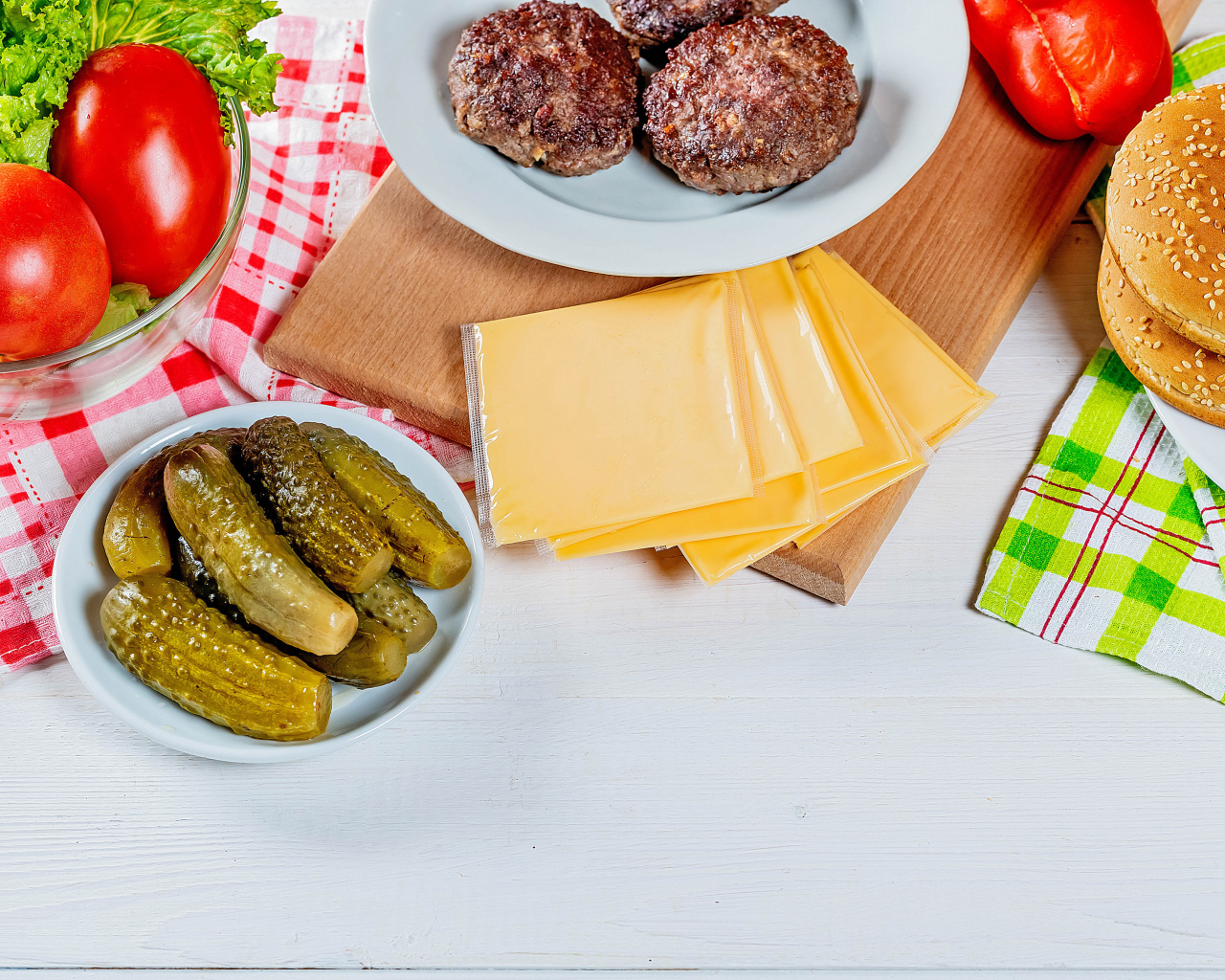 Заготовки для гамбургера на столе 