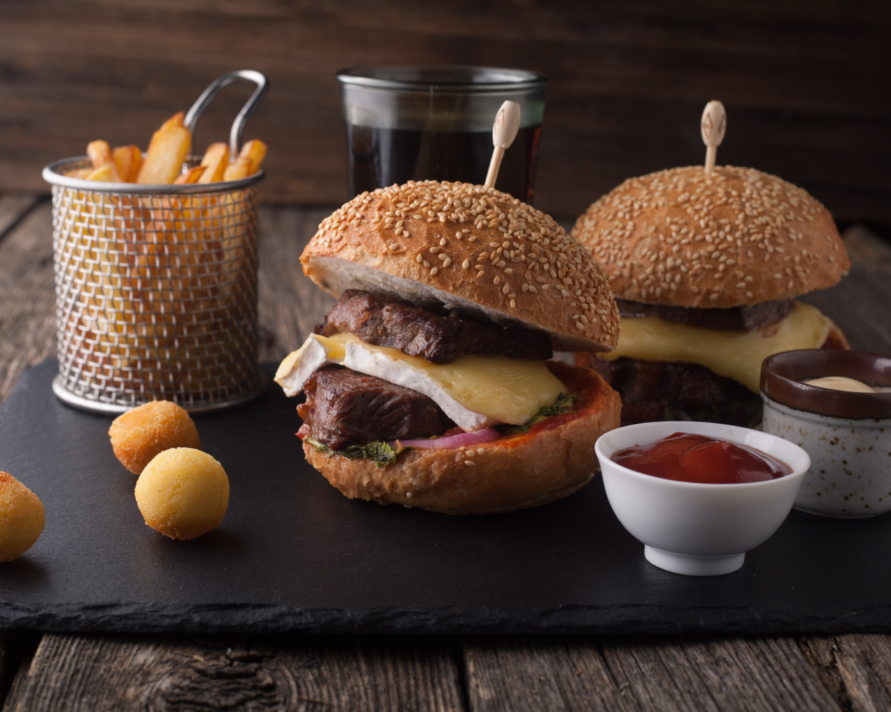 Гамбургеры с мясо на столе с картофелем фри и соусом