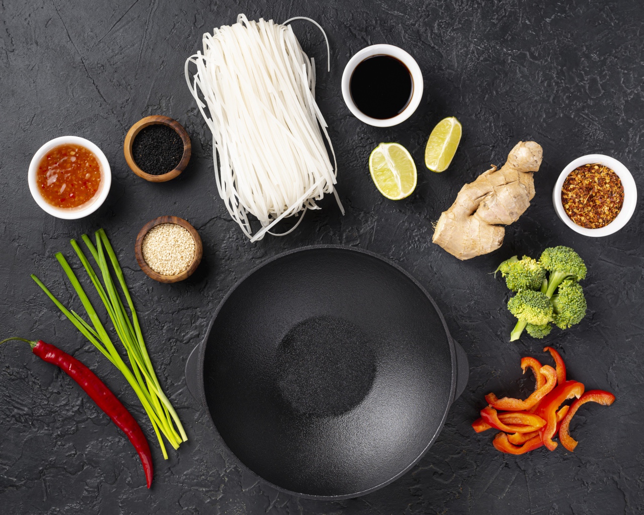 Заготовка продуктов для китайского супа из рисовой лапши