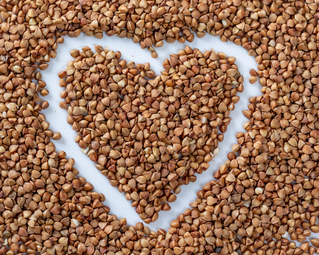 Сердце нарисовано на гречневой крупе 