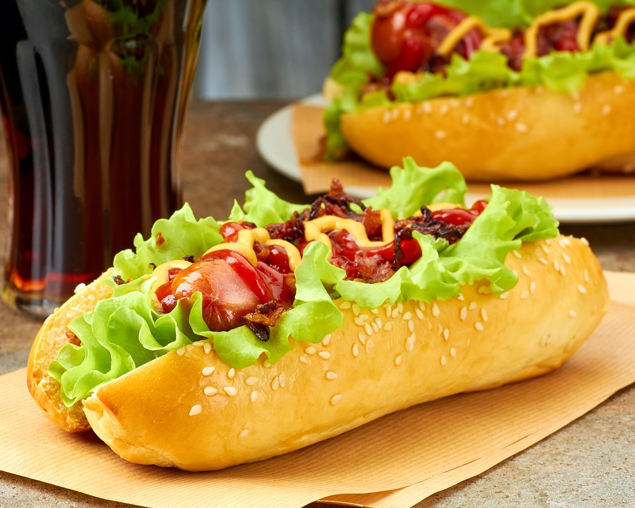 Хот дог на столе бутылкой кока колы