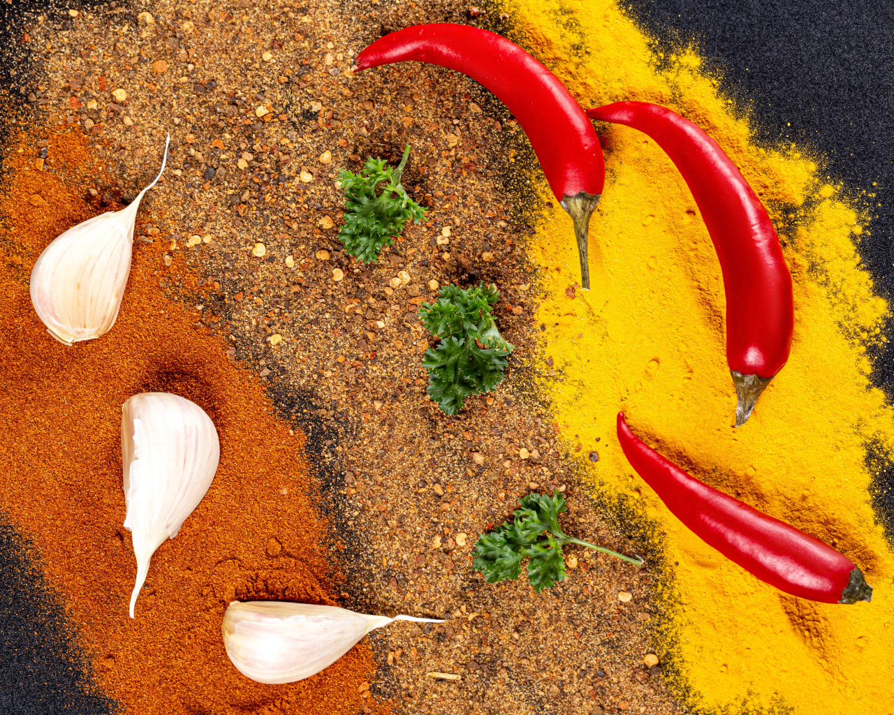 Острые специи на столе с перцем и чесноком