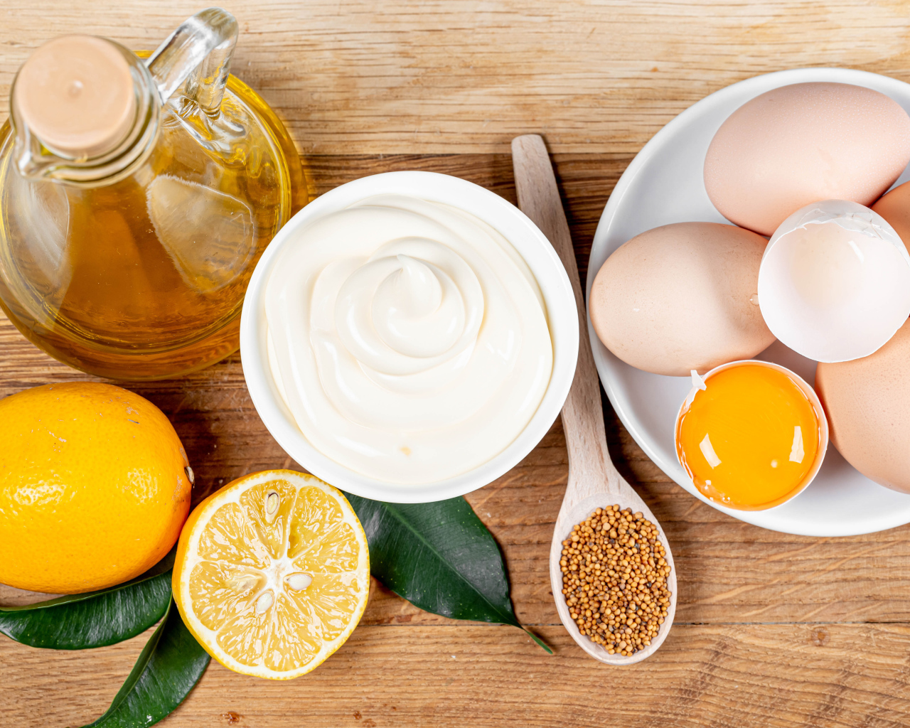 Ингредиенты для домашнего майонеза на деревянном столе