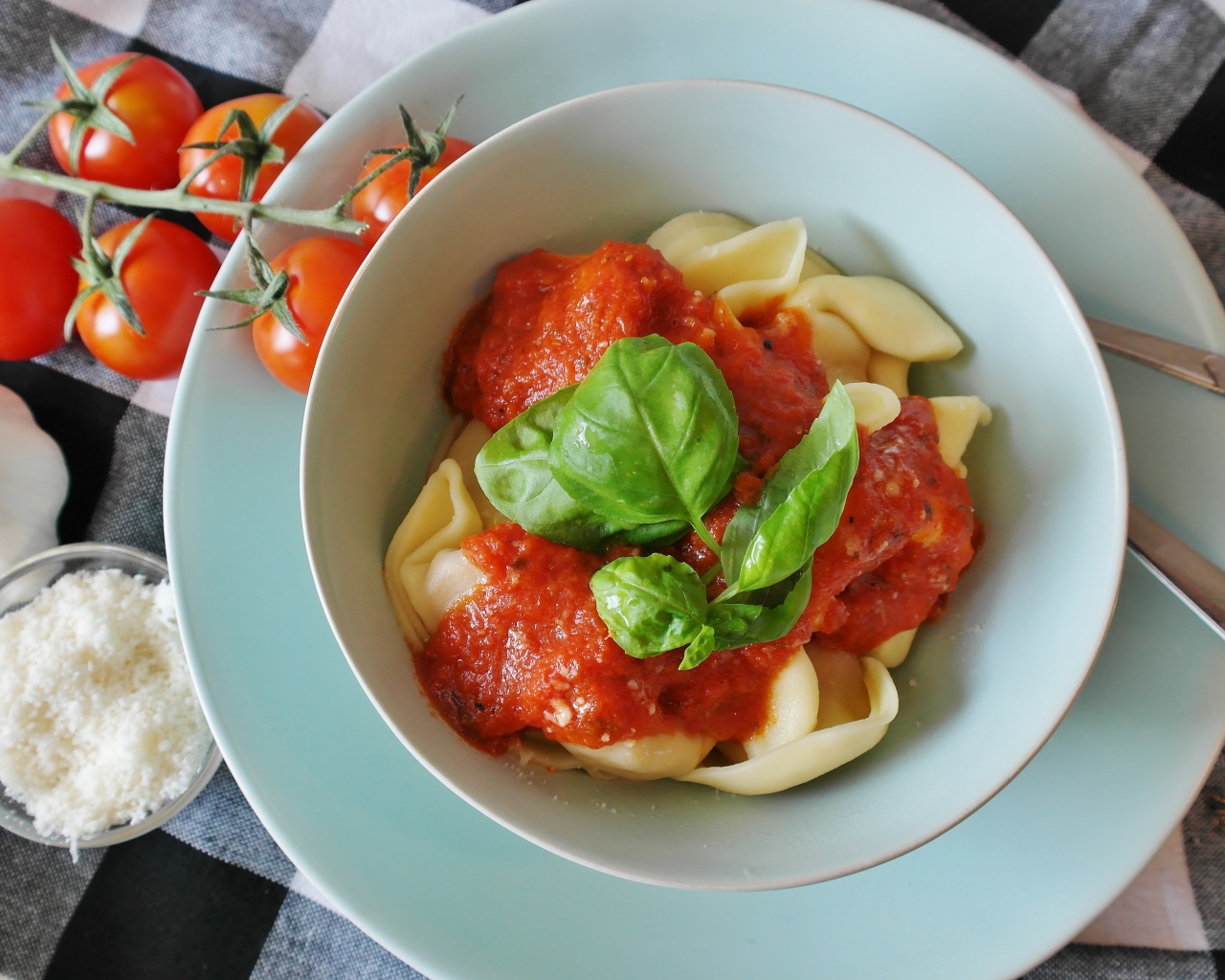 Итальянское блюдо тортеллини с соусом и базиликом