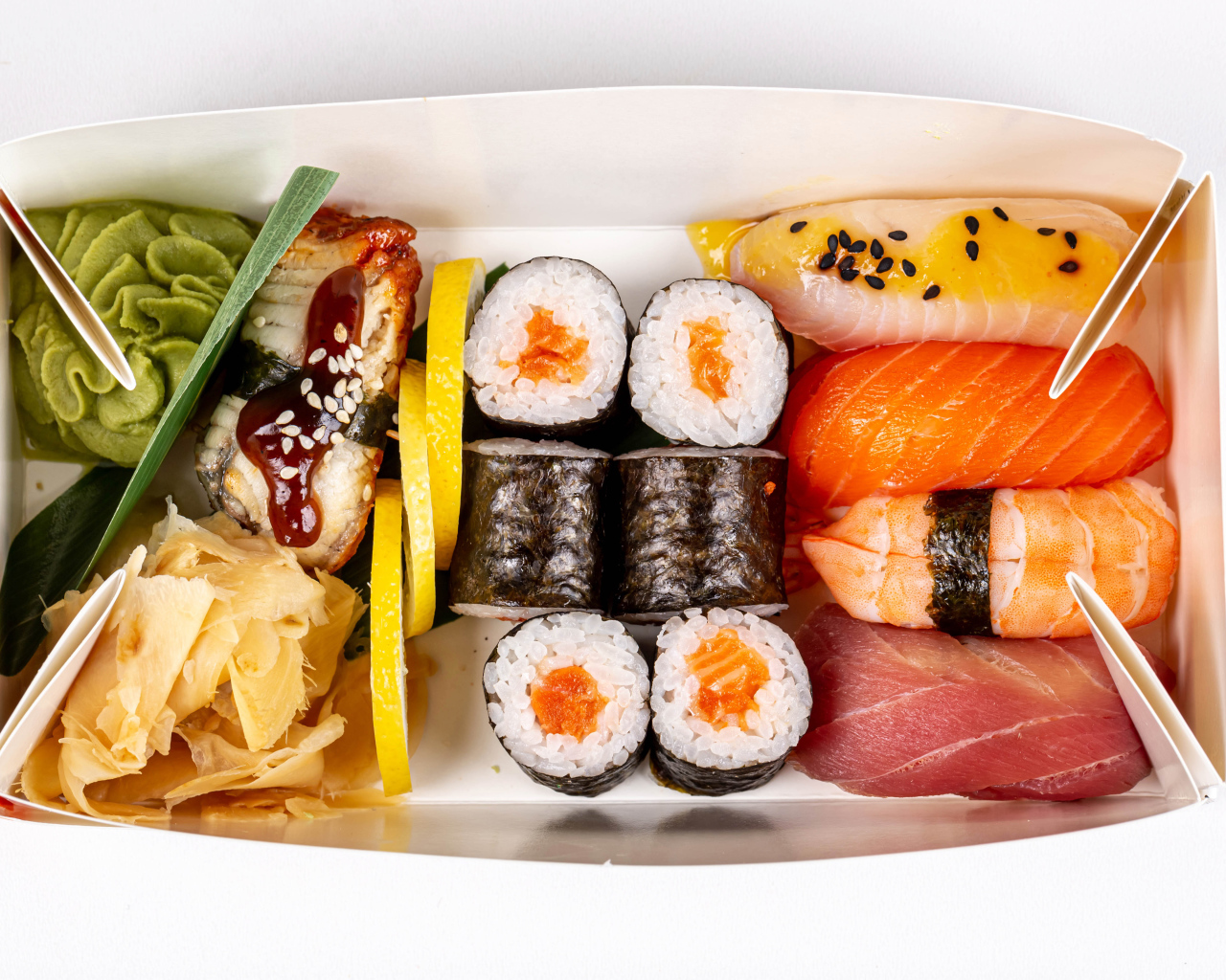 Японские суши в коробке на белом фоне