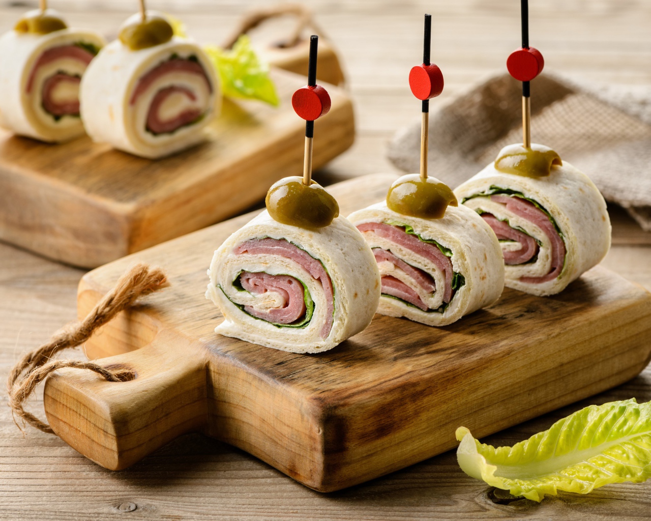 Рулетики из лаваша с ветчиной на столе 