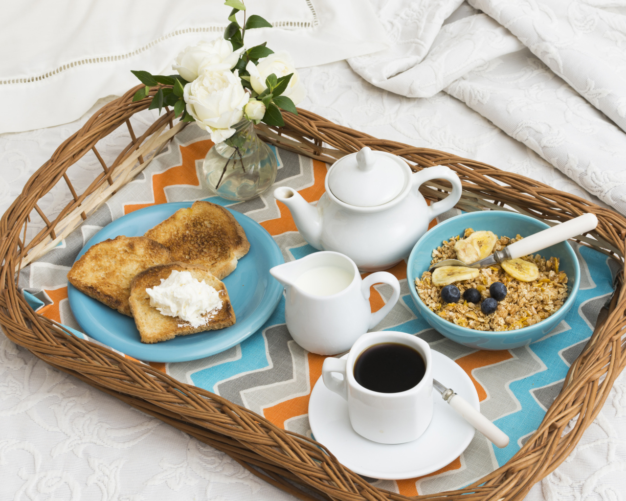 Легкий завтрак на подносе в постель для любимой 