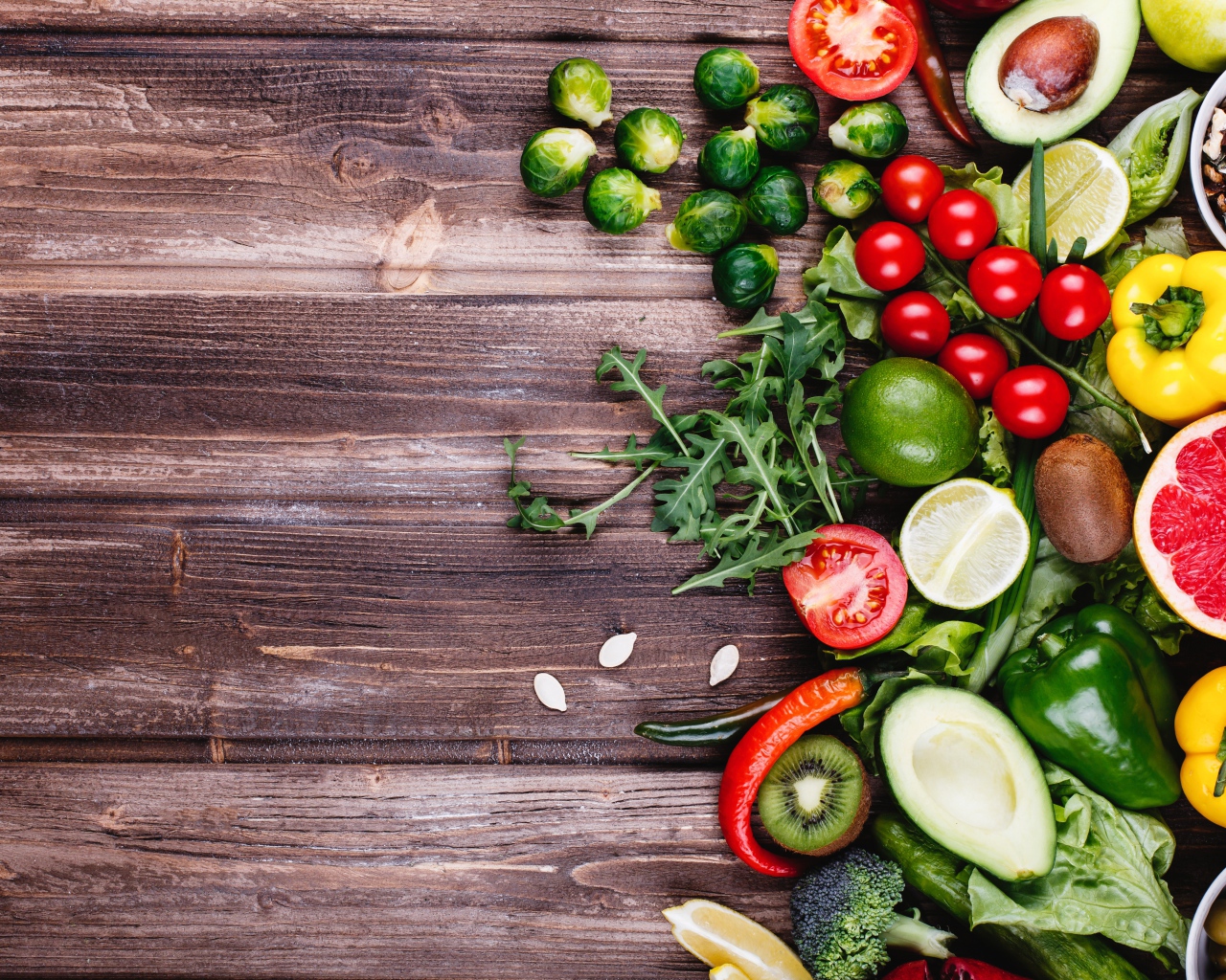 Много свежих овощей и фруктов на деревянном столе 