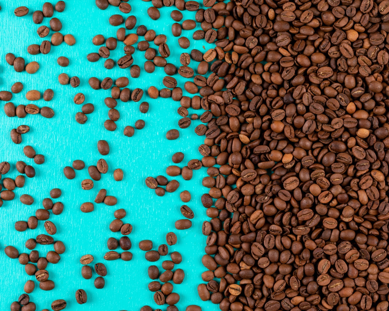 Много обжаренных кофейных зерен на голубом фоне