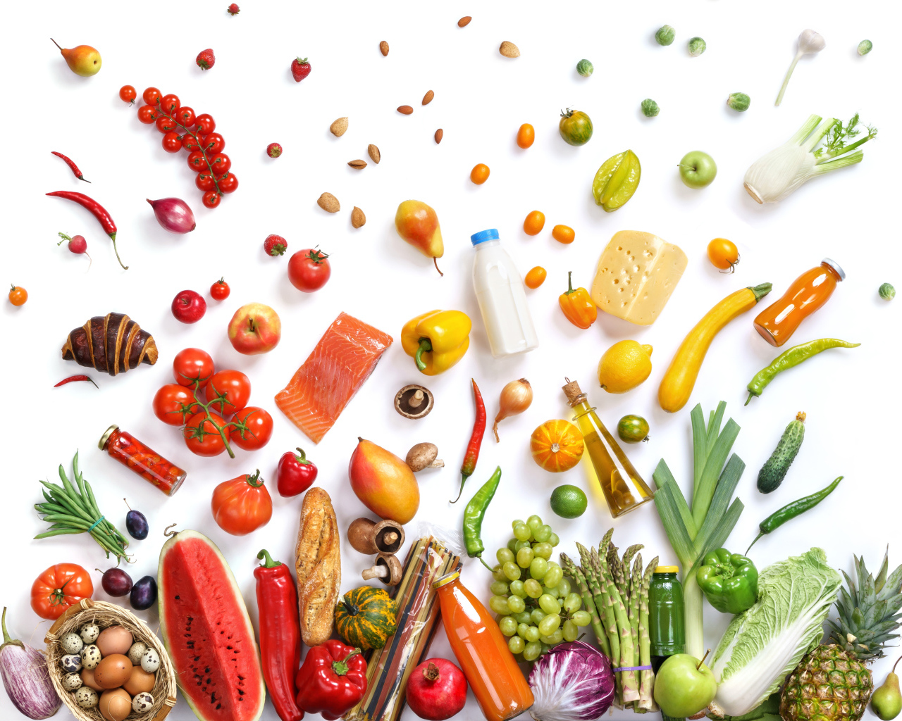 Много различных продуктов на белом фоне