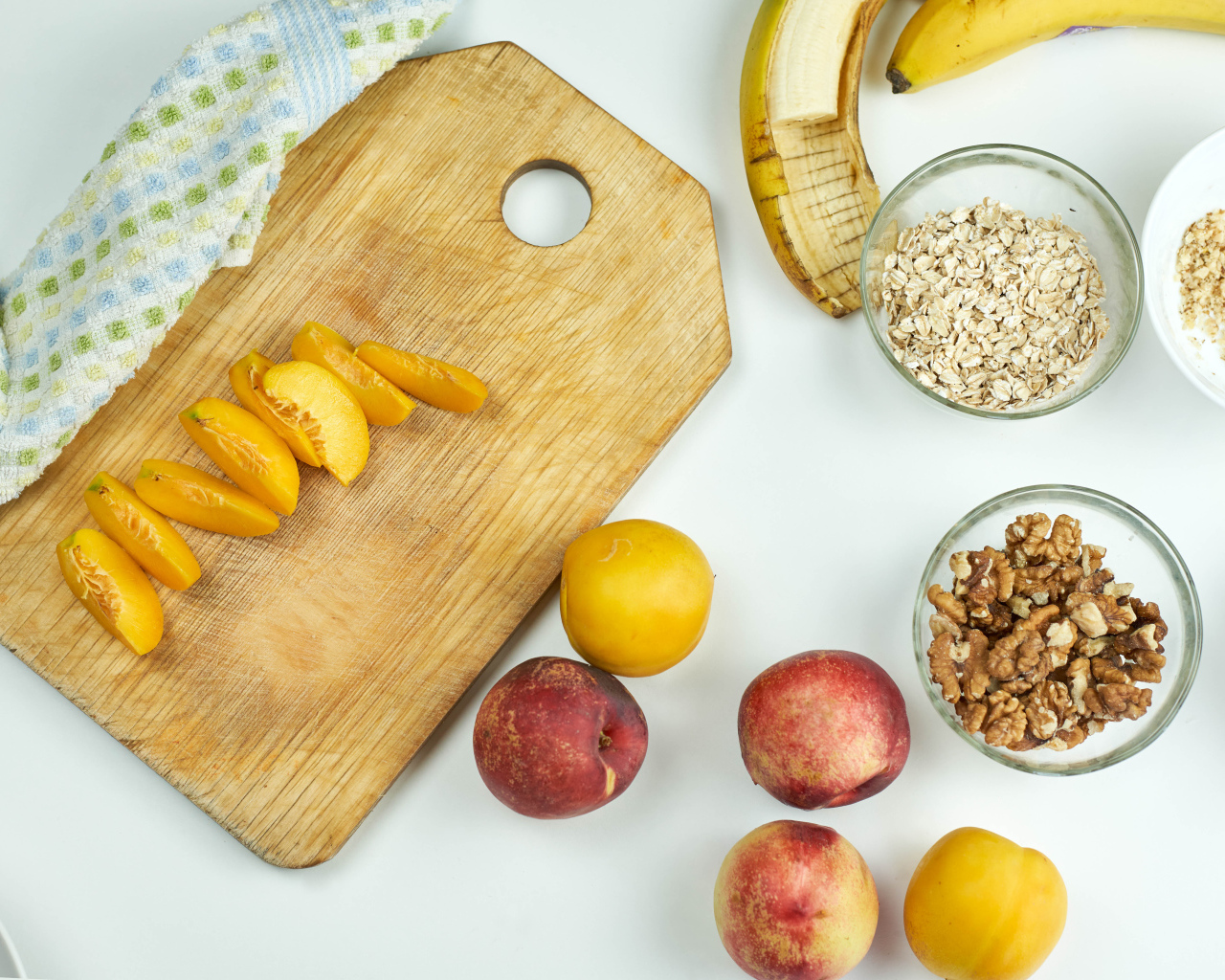 Овсянка, нектарин, банан и орехи на завтрак