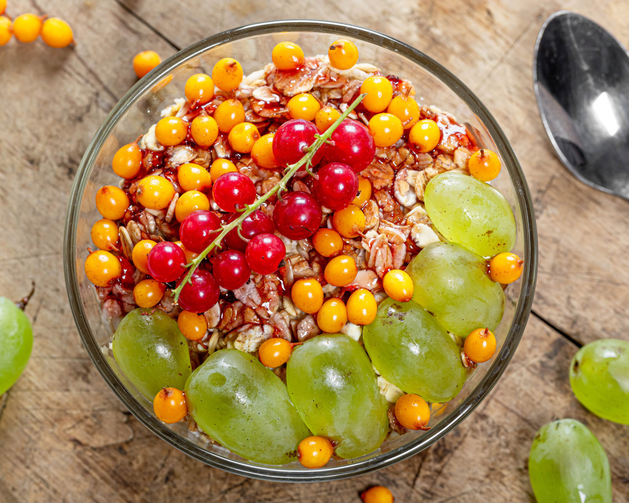 Овсяные хлопья с красной смородиной, виноградом и облепихой 