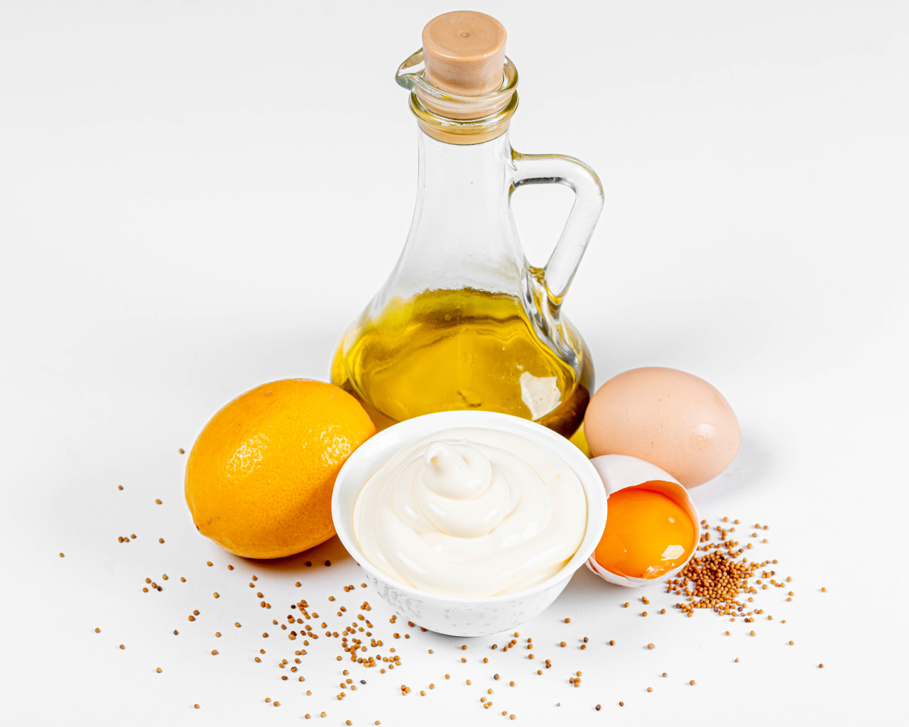 Оливковое масло, яйца и лимон на белом фоне с майонезом